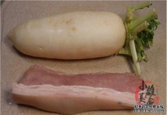 1根白萝卜和猪肉一起煮，马上做成一道经典川菜